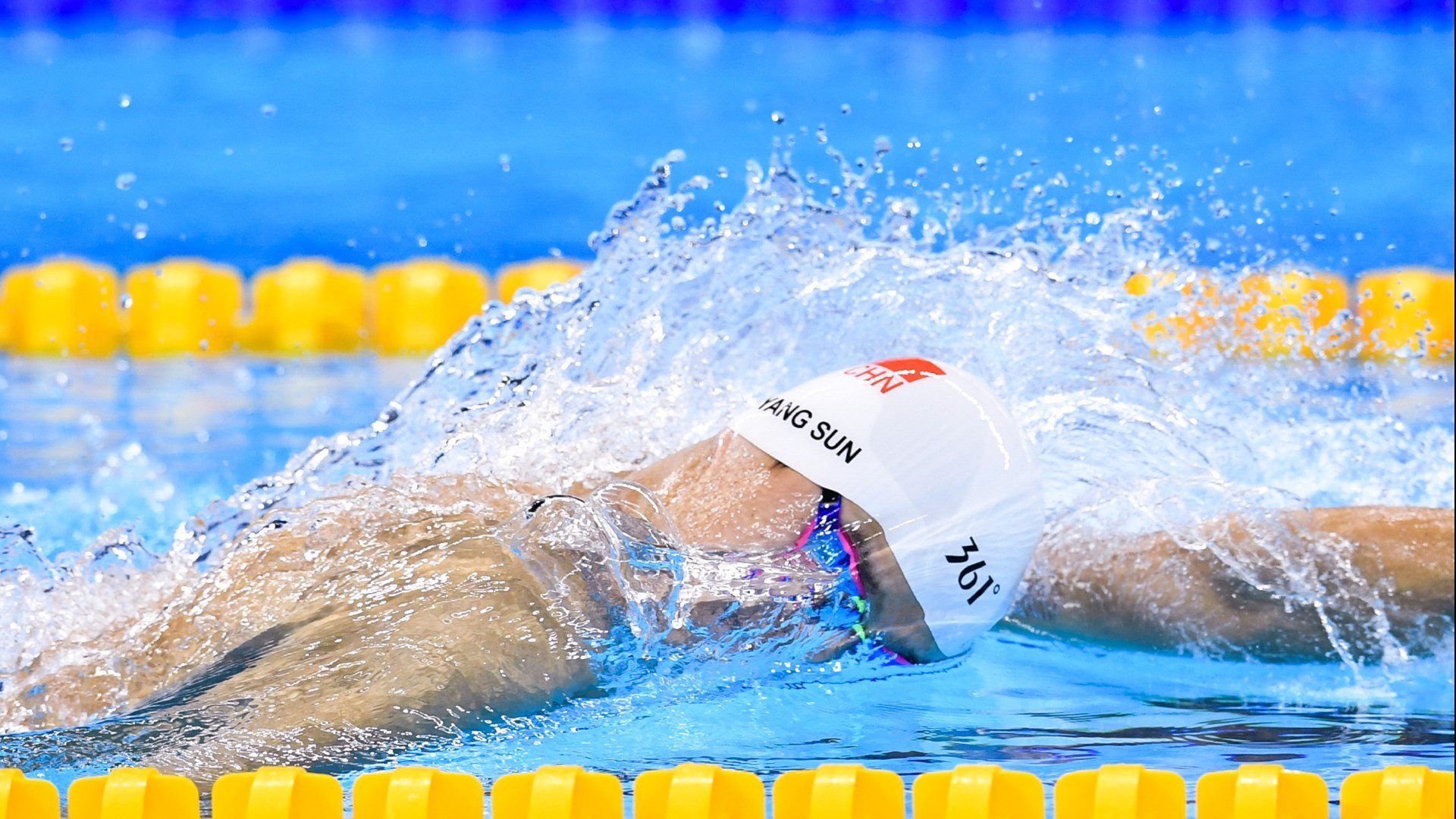 _运动员专访：背后的辛苦与坚持_，运动员背后的辛苦训练